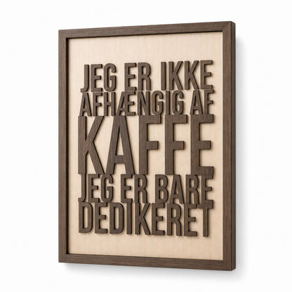 Skilt i træ med kaffecitat