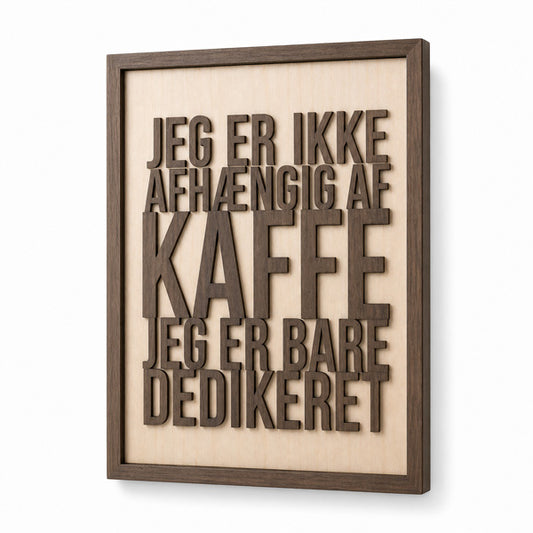 Skilt i træ med kaffecitat