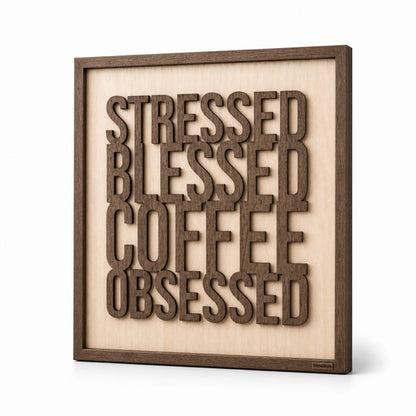 Skilt i træ med kaffecitat