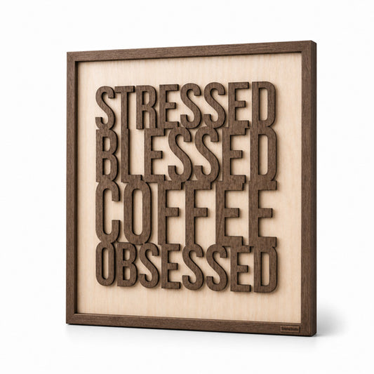 Skilt i træ med kaffecitat