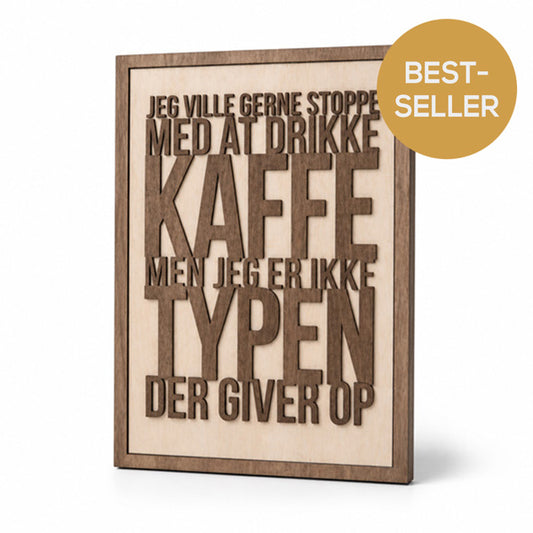 Skilt i træ med kaffecitat